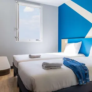 ** Hotel Ibis Budget Paris Ouest Francja